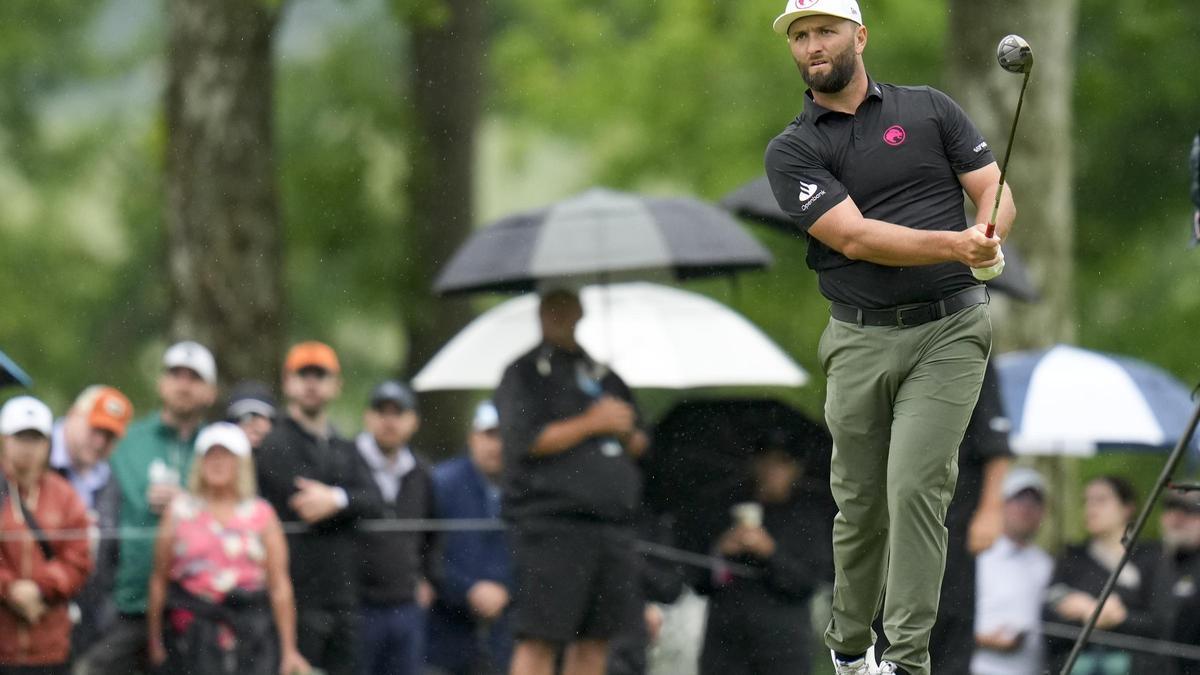 Rahm, en un golpe bajo la lluvia en la segunda jornada del PGA Championship