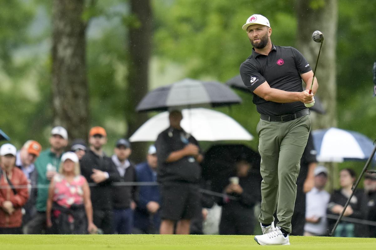 Rahm, en un golpe bajo la lluvia en la segunda jornada del PGA Championship