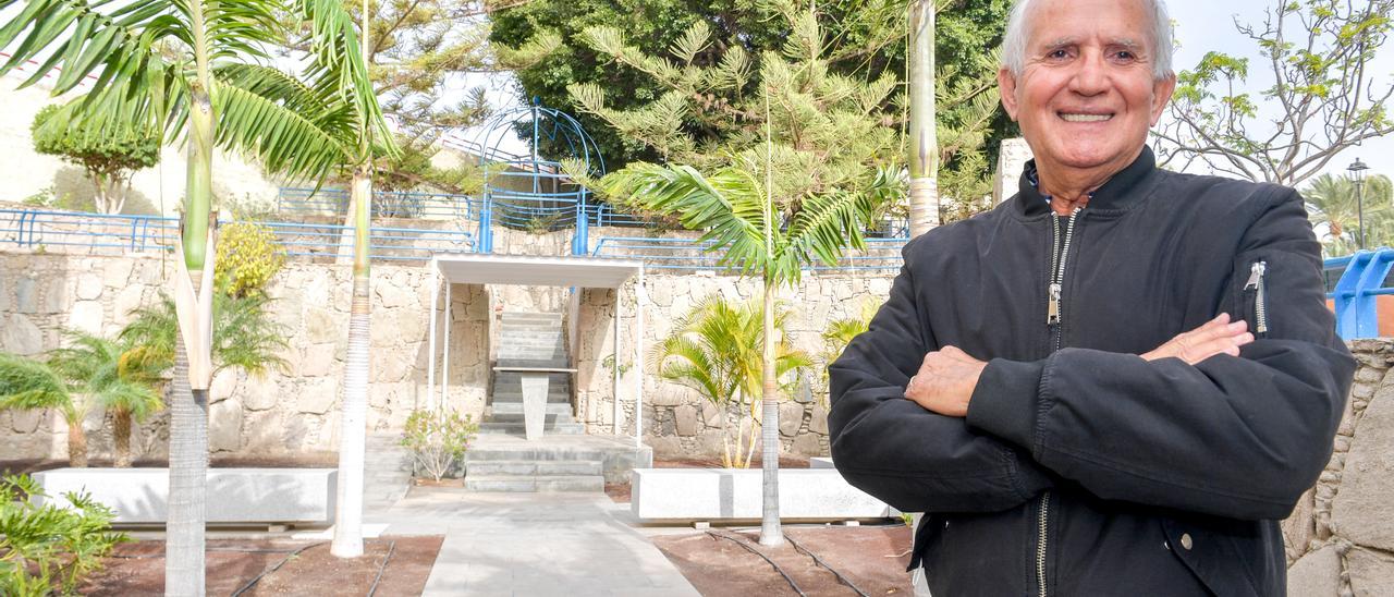 Juan Pedro Luzardo Armas, juez de paz de Mogán, en el jardín donde se celebran las bodas civiles en Mogán.