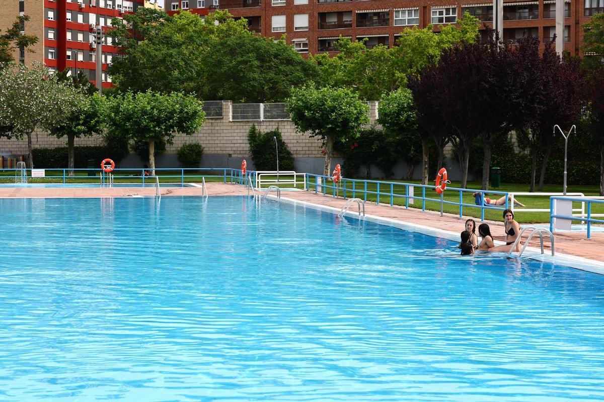 Tímido primer baño en la temporada de piscinas del Ayuntamiento de Zaragoza.