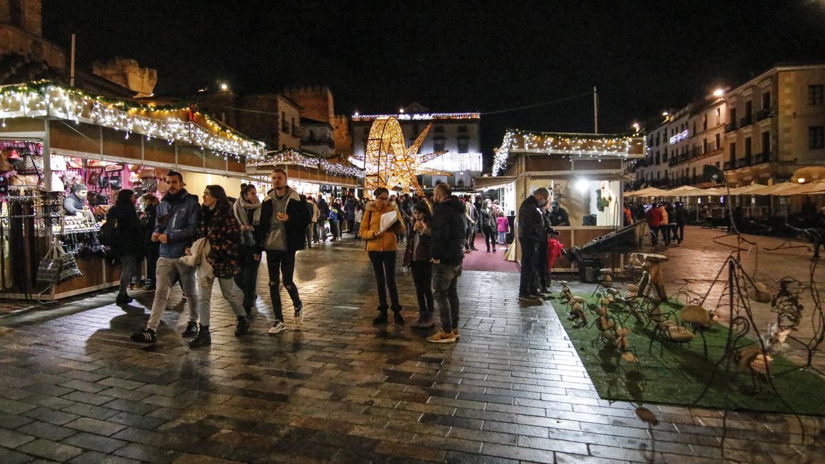 Mercado navideño en la plaza Mayor de Cáceres.