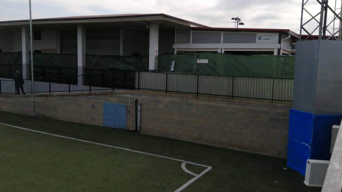 La lona de la terrassa del bar del camp de futbol d’Alcàsser