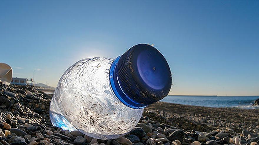 Infinidad de residuos y plásticos aparecen acumulados en las playas.