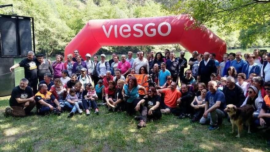 Algunos de los participantes en el aniversario de la ruta boalesa, en el área recreativa de Castrillón.