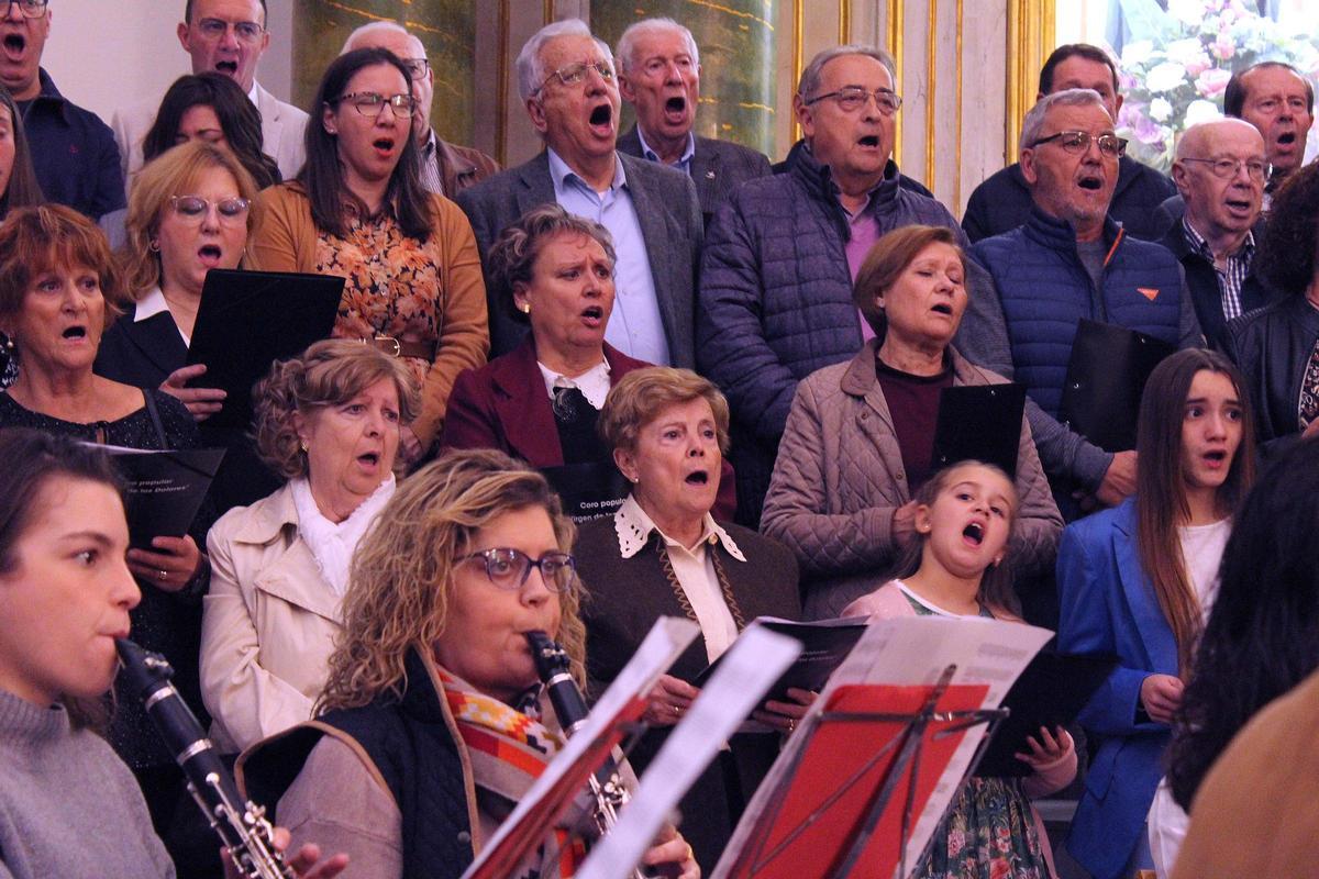 Cantantes del coro popular del Septenario de los Dolores de Crevillent