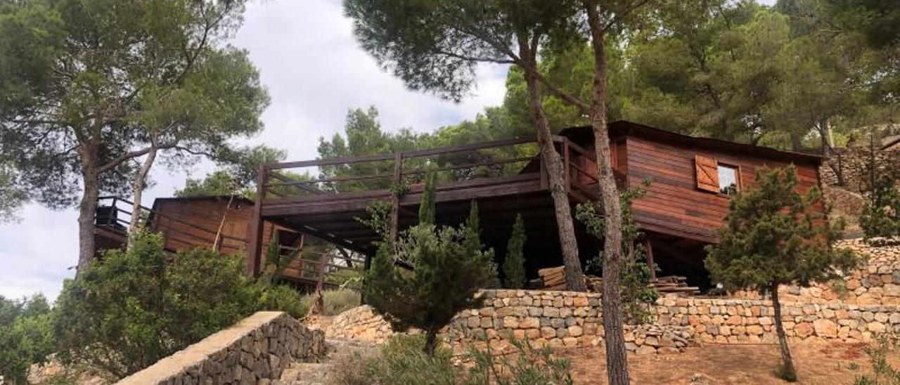 Imagen de las dos casetas de madera del Puig des Corb Marí.