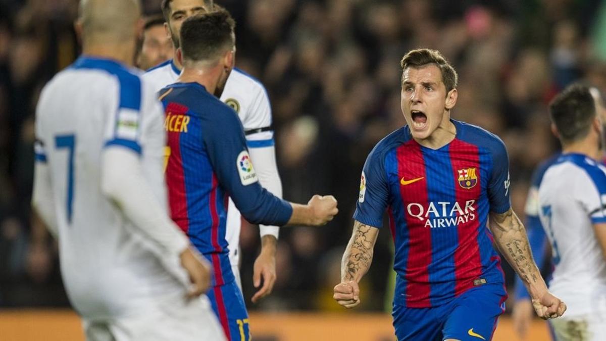 Digne celebra su primer gol de los dos que marcó con el Barça.