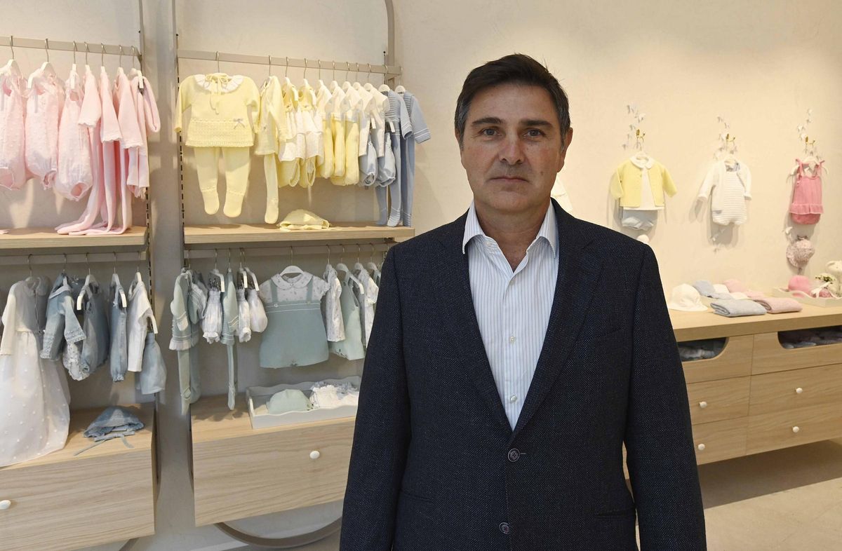 Álvaro Rodríguez-Toubes, en el interior de la nueva tienda de Vigo.
