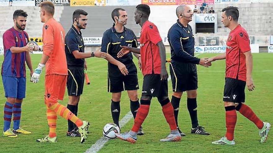 Arana saluda a uno de los árbitros el domingo en sa Pobla.