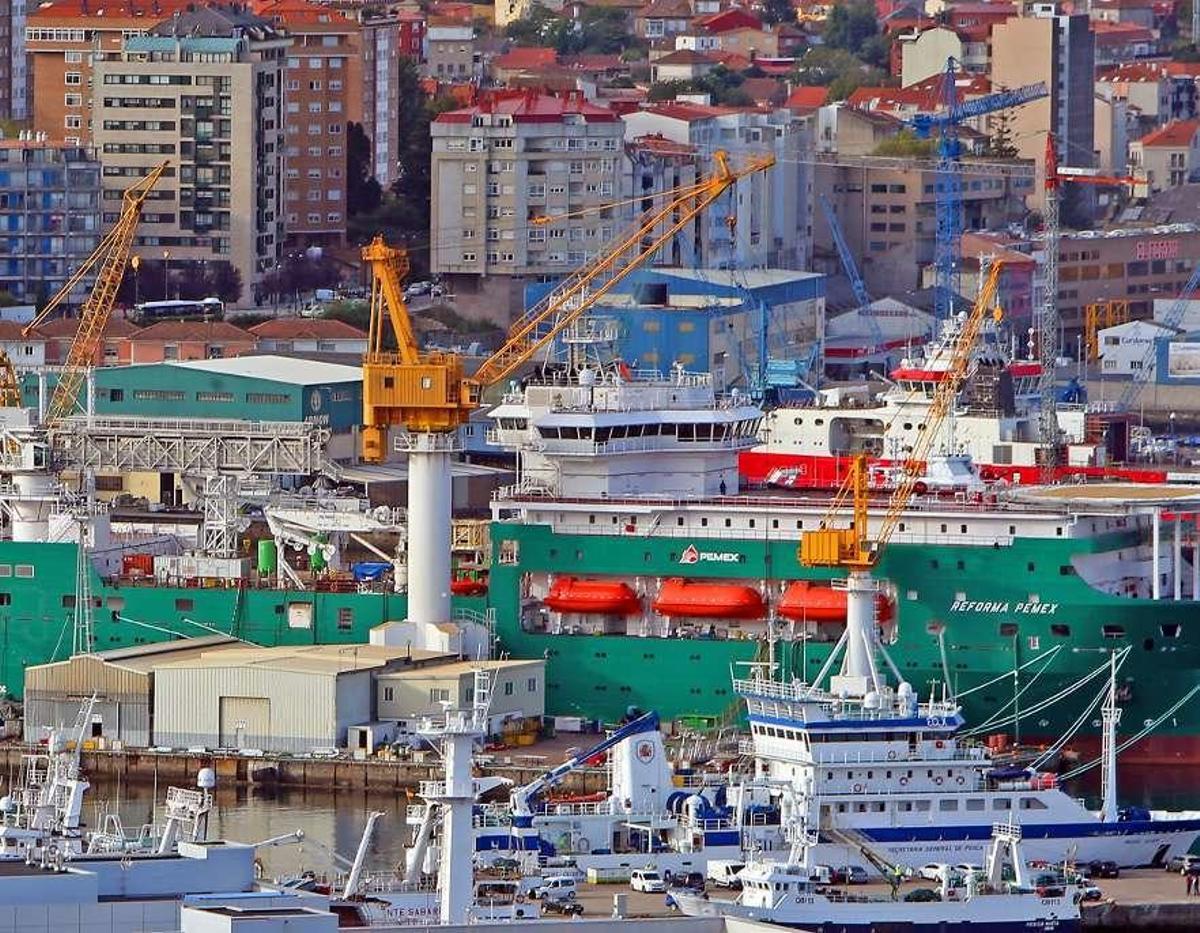 El flotel "Reforma Pemex", en las gradas del astillero Hijos de J. Barreras. // Marta G. Brea