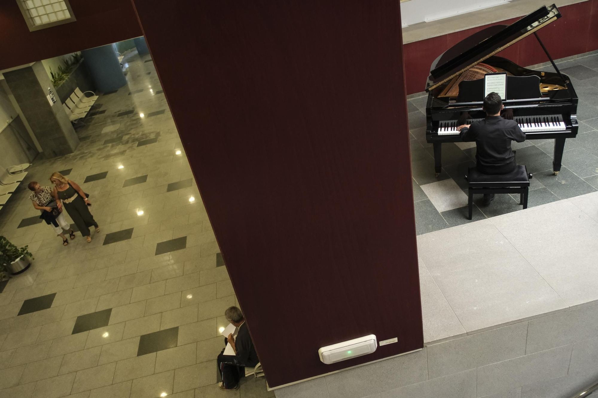 La Fundación Mapfre Canarias dona un piano al Hospital de la Candelaria