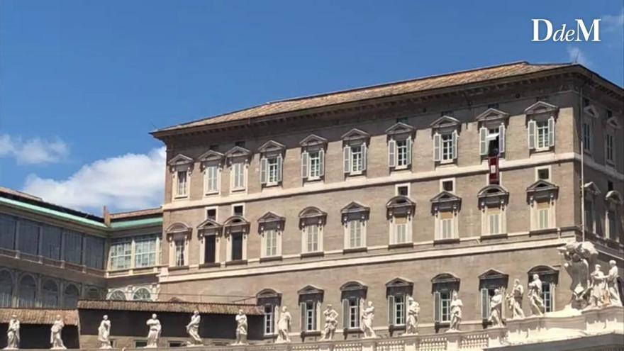 Ladaria recibe el palio de cardenal de manos del Papa en la Plaza de San Pedro