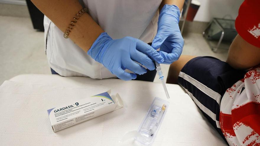 Galicia vuelve a ampliar la cobertura de la vacuna contra el virus del papiloma humano: se administrará a los hombres hasta los 25 años
