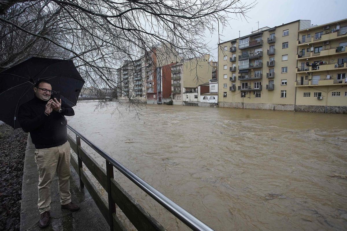 Les imatges de l'Onyar i el Ter plens d'aigua