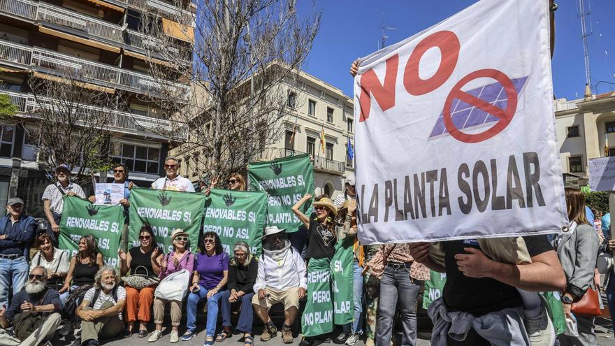 San Miguel de Salinas lleva a Alicante su rechazo a la planta solar de la desaladora de Torrevieja