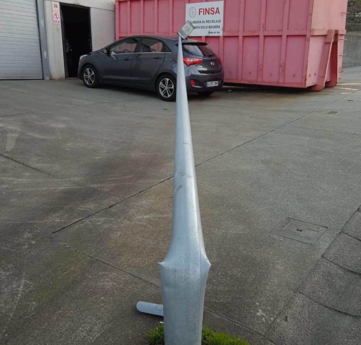 Una luminaria dañó en su día un coche. |  FdV