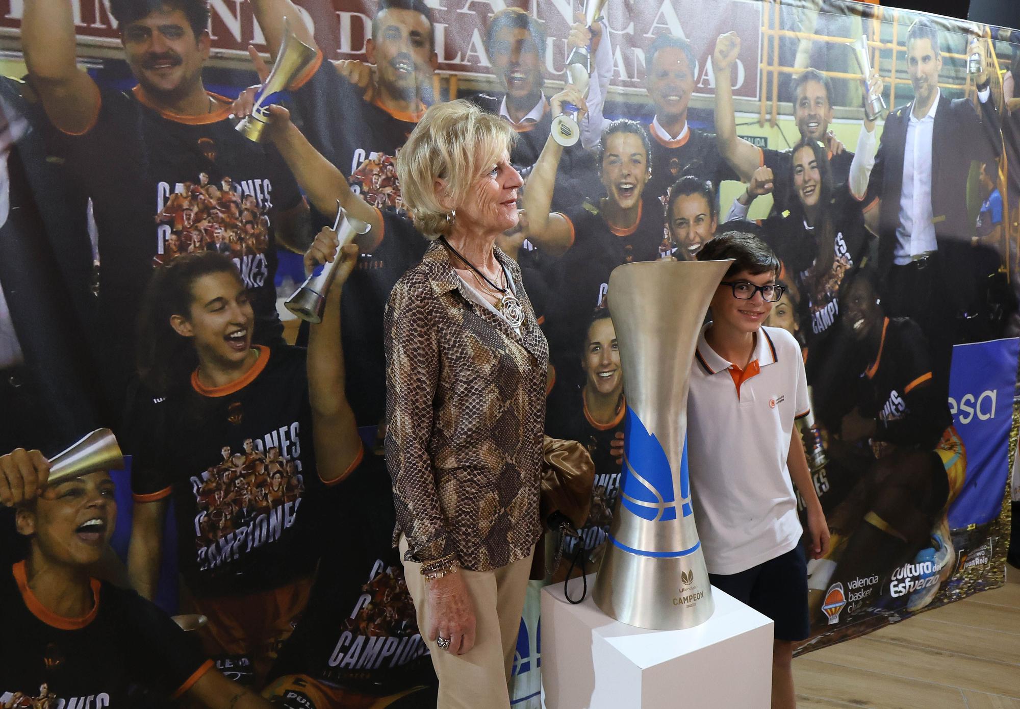 El trofeo de la Liga ya está en la Fonteta