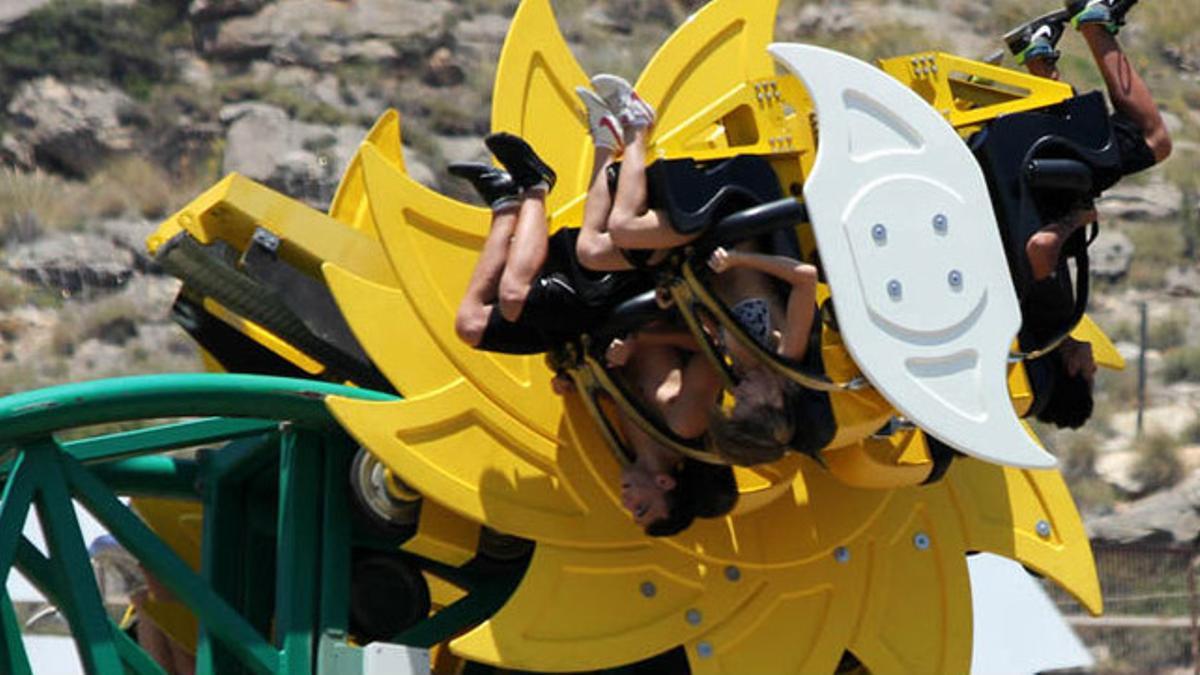 Un grupo de jóvenes, en la atracción 'Inferno' de Terra Mítica