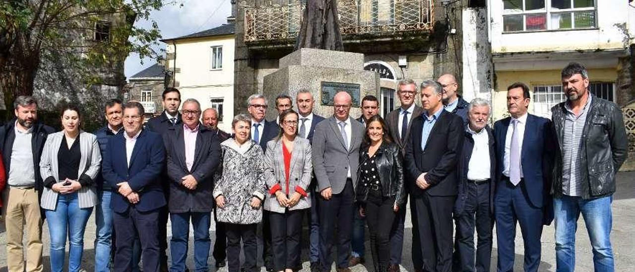 Reunión de los alcaldes de los dos lados de la &quot;raia&quot; y miembros de la Xunta en A Gudiña. // FdV