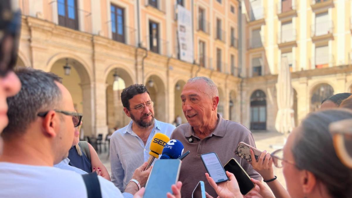 Baldoví con el vicealcalde de Alcoy en su visita a la ciudad