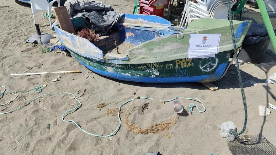 Rincón retira más de un decena de embarcaciones abandonadas del varadero de La Cala del Moral