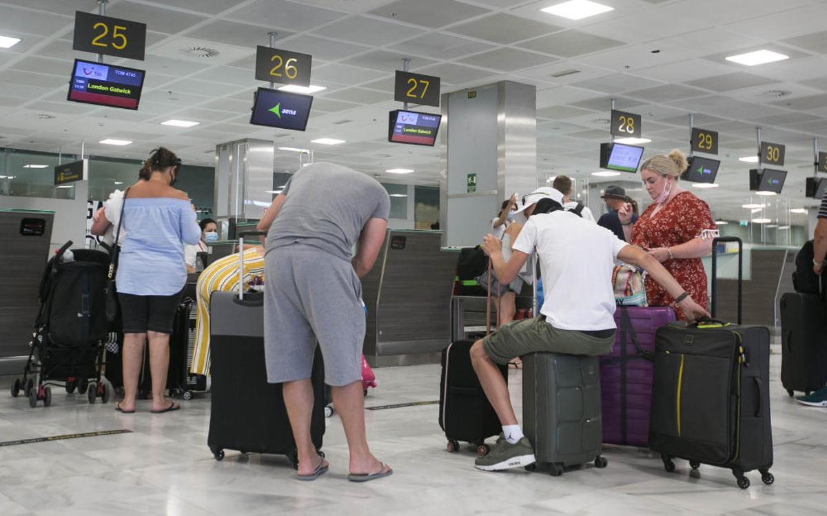 Llegada de pasajeros de TUI a aeropuerto del Sur Llegada de pasajeros de TUI a aeropuerto del Sur