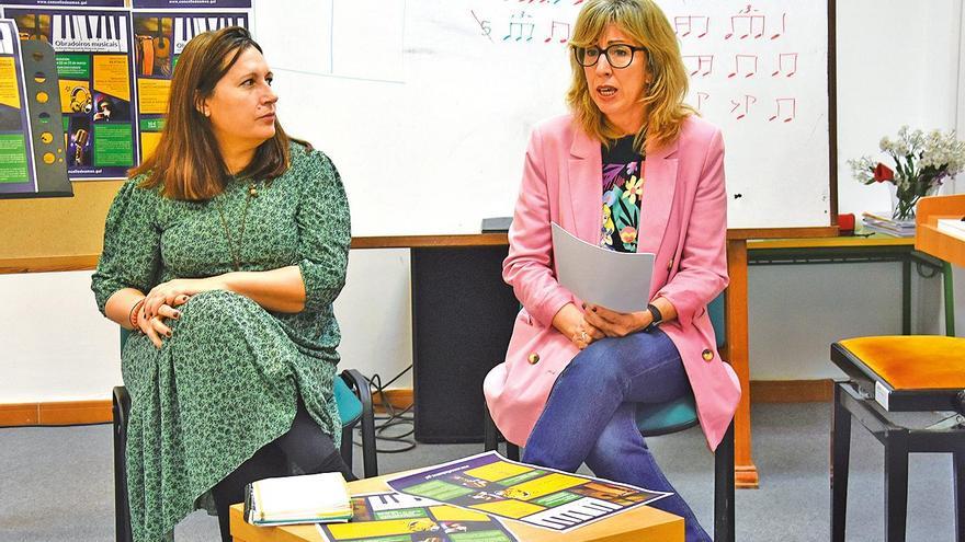 A concelleira Natividade González, á esquerda, coa directora da Escola Municipal de Música de Ames, e docente nun taller, Pilar Martínez. Foto: CDA