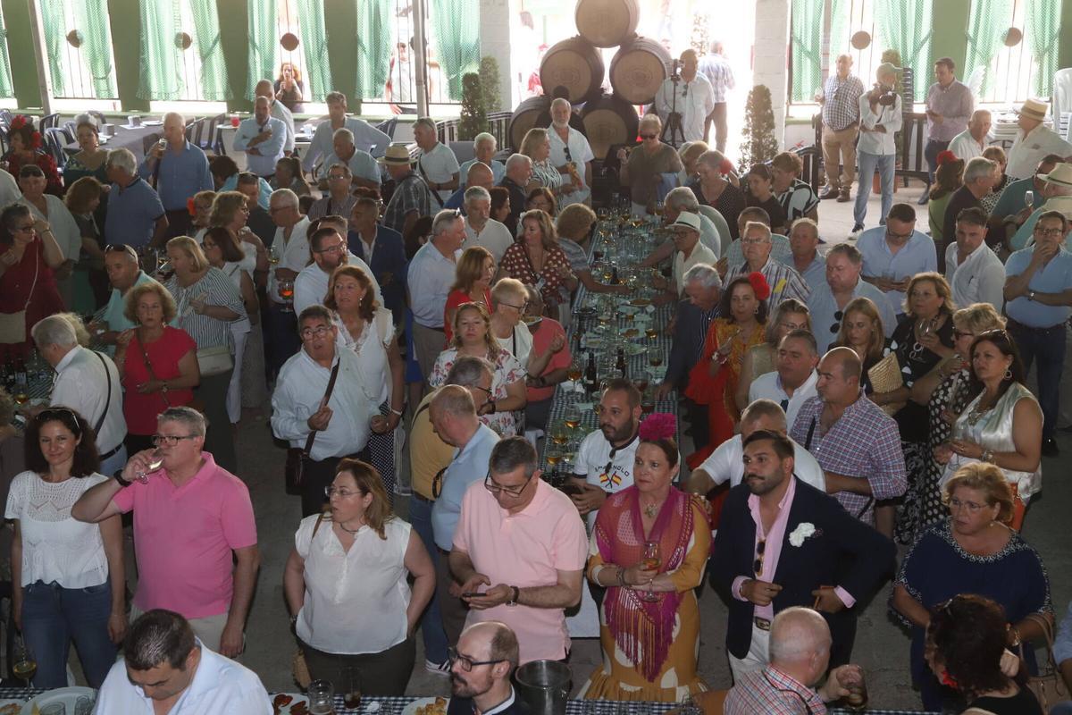 Numerosos peñistas comparten su día de convivencia en El Arenal