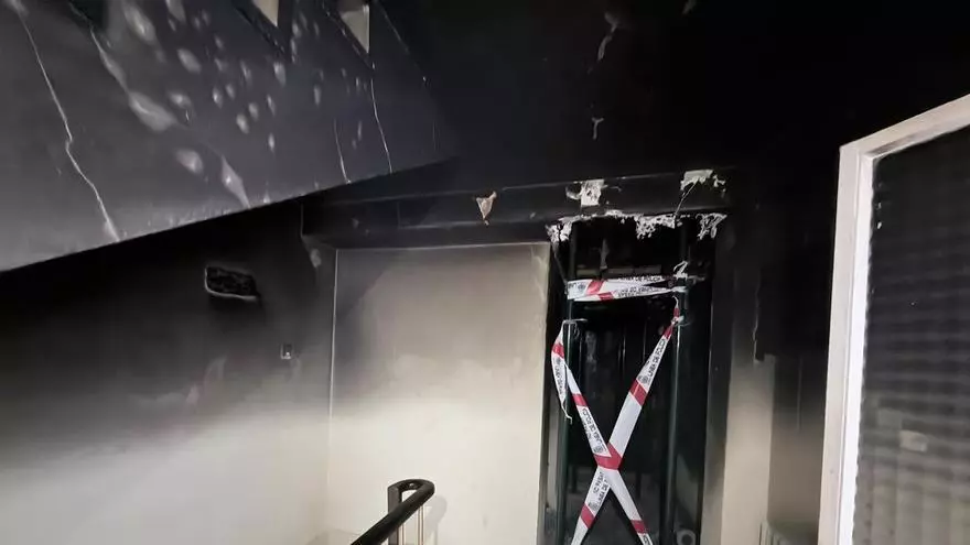 VÍDEO: Así quedó el descansillo del incendio de Valentín Masip en Oviedo y una familia ha tenido que ser desalojada