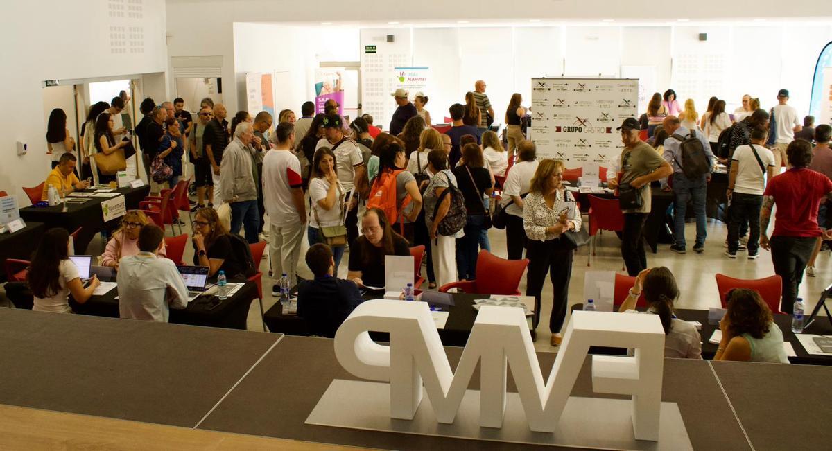 Participantes en la Feria del Empleo celebrada en Navarrés.