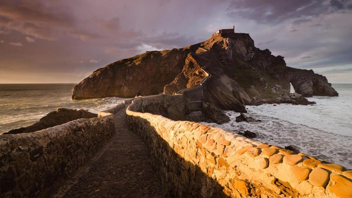 San Juan de Gaztelugatxe, en la localidad vizcaína de Bermeo, es uno de los lugares más icónicos de la costa del País Vasco.