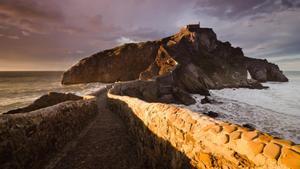 San Juan de Gaztelugatxe, en la localidad vizcaína de Bermeo, es uno de los lugares más icónicos de la costa del País Vasco.