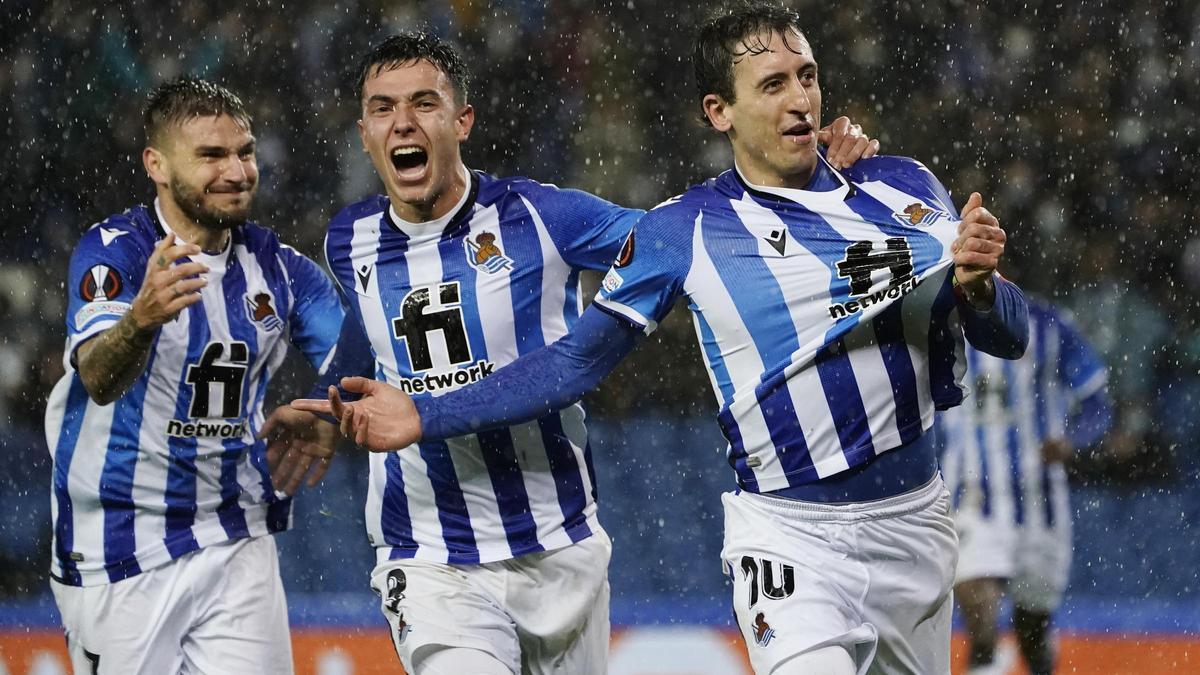 Mikel Oyarzábal celebra uno de sus dos goles ante el PSV.