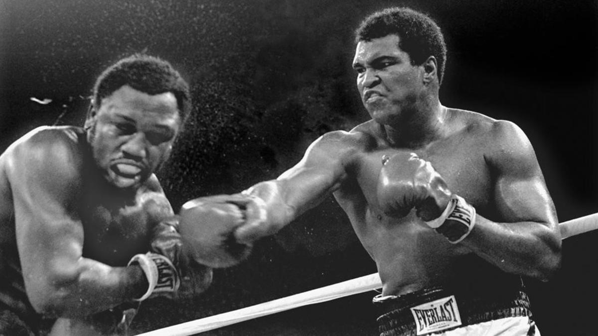Mohamed Ali connecta un golpe de derecha a la cabeza de Joe Frazier, en uno de sus legendarios combates, el 1 de octubre de 1975.