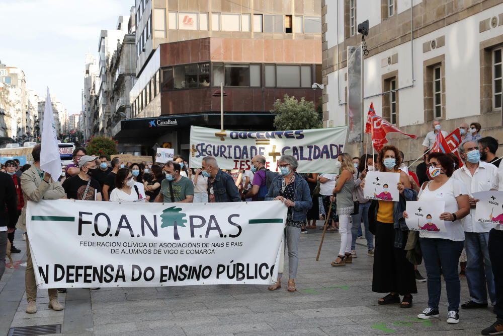 Los manifestantes, frente al museo Marco.