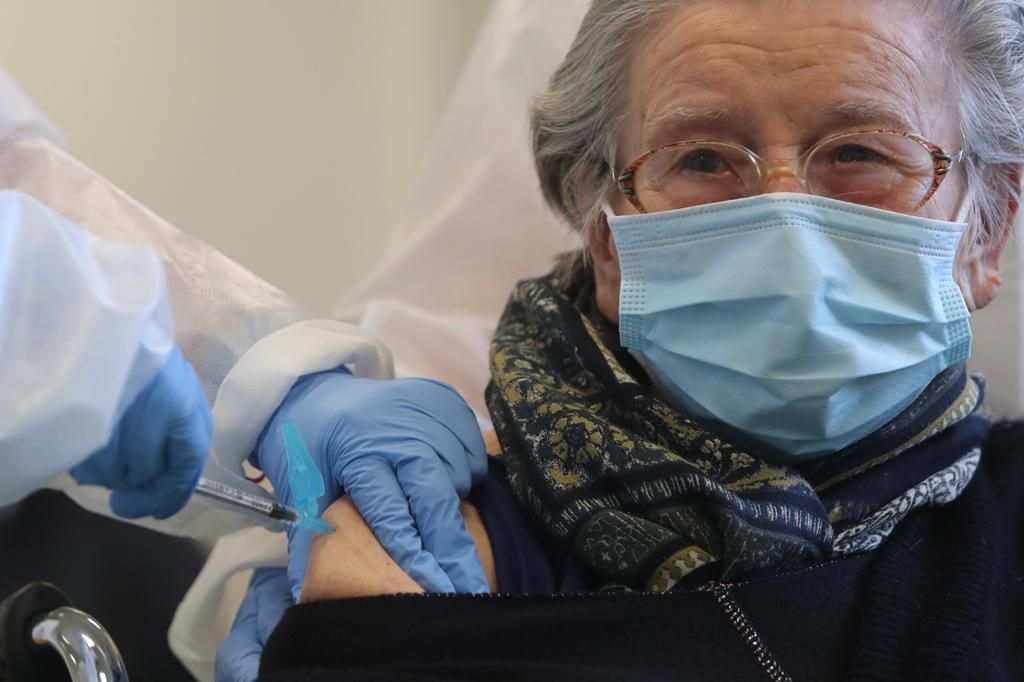 Comienza la vacunación a los mayores de 90 años en los centros de salud