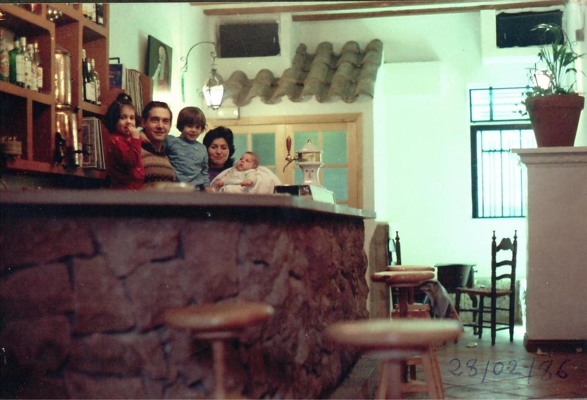 Imagen de la familia Bachero Ruiz en 1986, año de la fundación del Pub Terra.