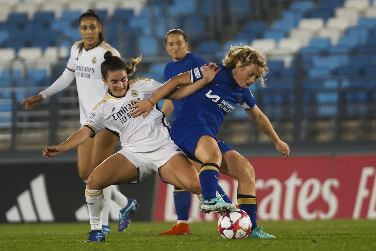 Erin Cuthbert y Teresa Abelleira en el último partido entre el Real Madrid y el Chelsea Femenino en el estadio Alfredo Di Stéfano.