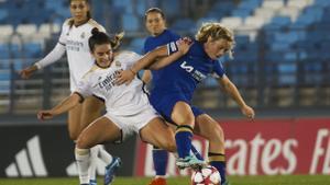 MADRID, 15/11/2023.- La centrocampista del Chelsea Erin Cuthbert (d) lucha con Teresa Abelleira, del Real Madrid, durante el encuentro correspondiente a la fase de grupos de la Liga de Campeones Femenina que Real Madrid y Chelsea disputan hoy miércoles en el estadio Alfredo Di Stéfano, en Madrid. 