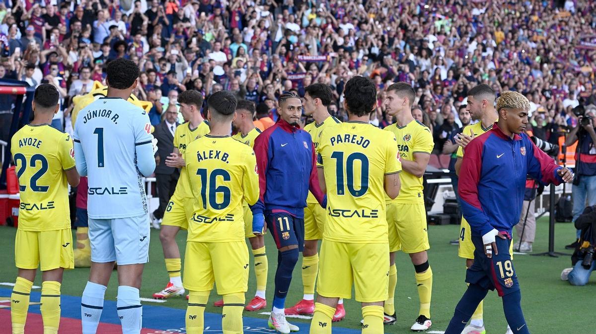 Los jugadores del Villarreal realizan el pasillo al Barça antes de empezar el encuentro en Montjuïc.