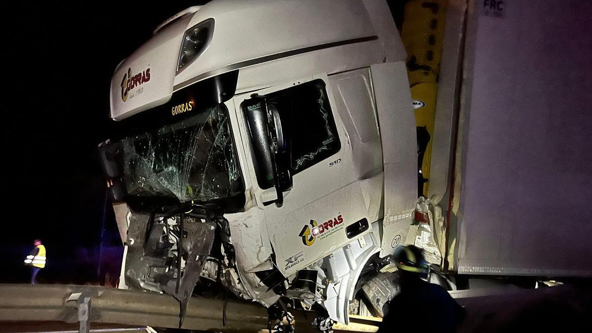 Mueren un padre y su hijo menor en un accidente de tráfico en Peñafiel, Valladolid.