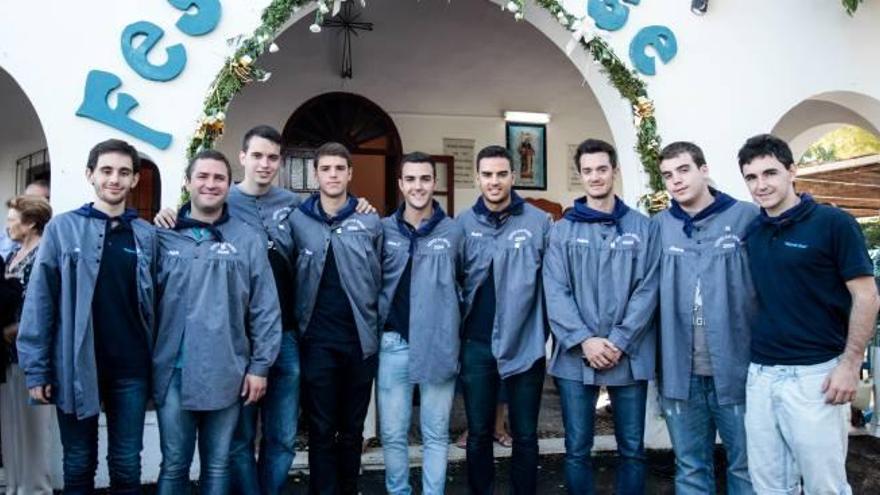 Nuevos mayorales del Roser posando en la Ermita.