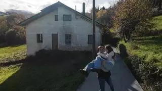 Gabi y Tomás, una pareja de jóvenes de 25 años que ha dejado todo atrás para empezar a reformar una casa en medio del monte de Asturias: "No tenía ducha ni el saneamiento hecho. Además, la electricidad no existía"