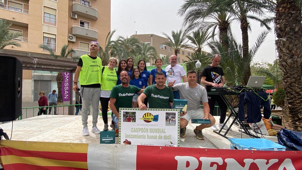 Primeros clasificados en el campeonato mundial de lanzamiento de hueso de dátil que se ha celebrado este domingo en Elche