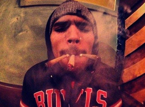 El cantante Chris Brown se fotografió fumando.