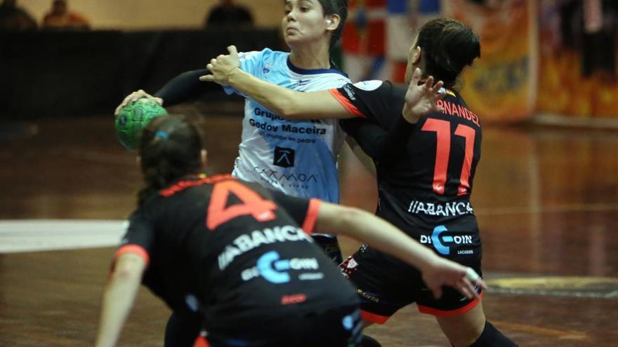 Inés Hernández intenta frenar a Cecilia Cacheda, en el partido de la primera vuelta en A Sangriña. // M.G. Brea