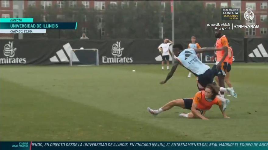 Joan Martínez evitando un gol de Vinícius en el entrenamiento