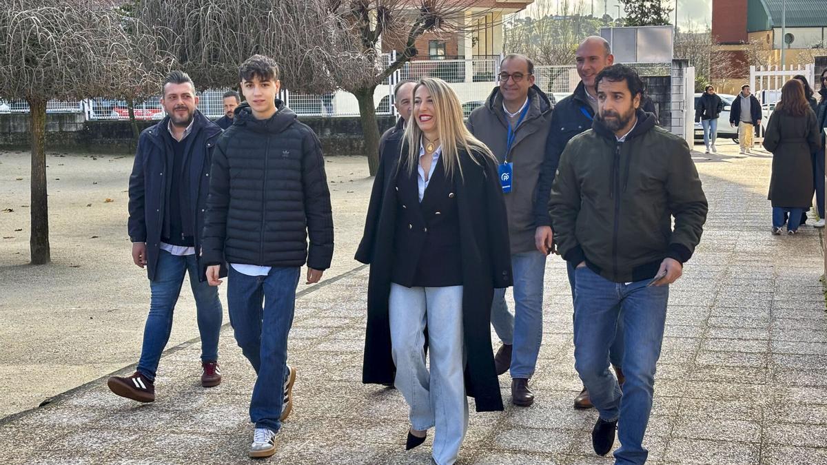 La candidata del PP María Guardiola acude a votar a mediodía al CEIP Vivero de Cáceres, acompañada de su hijo que puede ejercer el derecho a voto por primera vez. EFE/Eduardo Villanueva