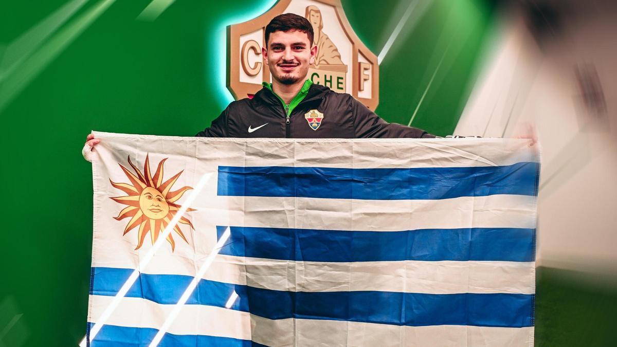 Agustín Álvarez posa con una bandera de Uruguay