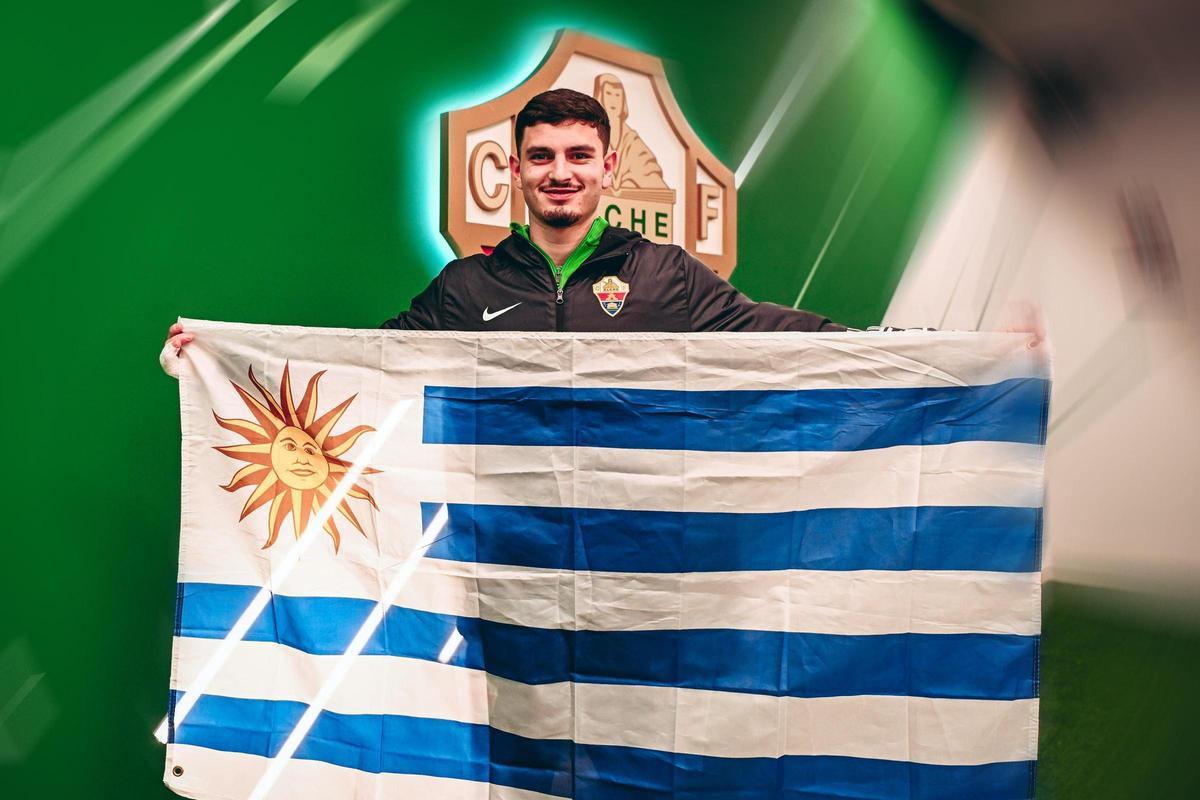 Agustín Álvarez posa con una bandera de Uruguay